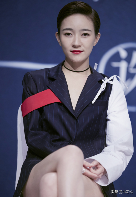 随后焦俊艳又在电影《陆垚知马俐》中酷帅现身,又痞又帅桌吻伪娘