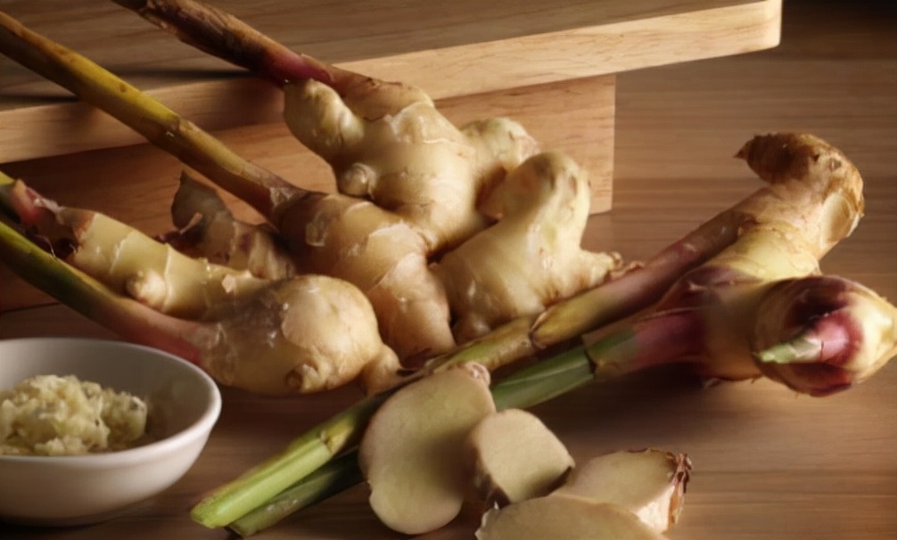 睡前用“生姜敷肚脐”，坚持一段时间，或会收获3大好处