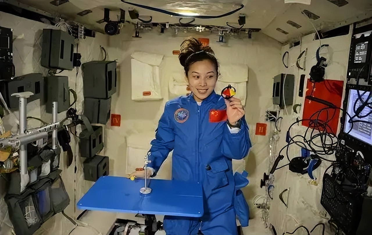 “摘星星的妈妈回来了”，王亚平兑现女儿诺言，学历曝光令人敬佩