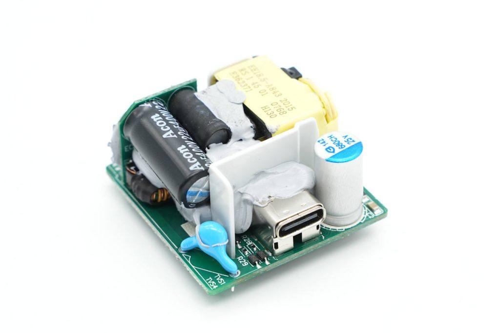 拆一款苹果官方合作品牌30W PD快充充电器，顶配iPhone 13全速充电