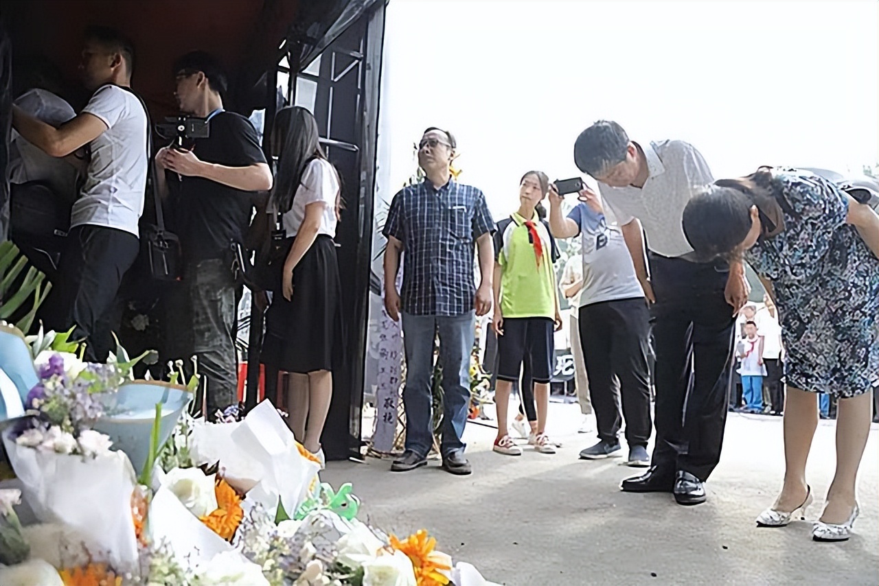 湖南患癌女教师的最后日子：坚持送60名学生上重本，逝后师生才知