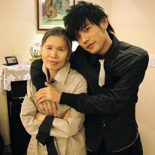 周杰伦成全村希望？回顾他的4段恋情，便知什么是分手见人品