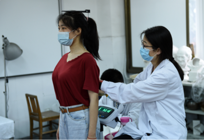 高考体检要“一丝不挂”？高三党瑟瑟发抖，医生：你以为我想看？