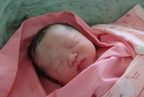 一女婴被弃，拾荒老人养大身价过亿，为报恩卖公司带养父环游祖国