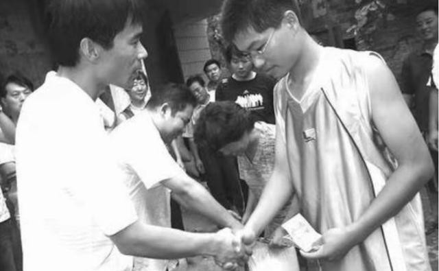 河南15岁男孩父亲去世，和母亲低保度日，4年后，以677分考上清华