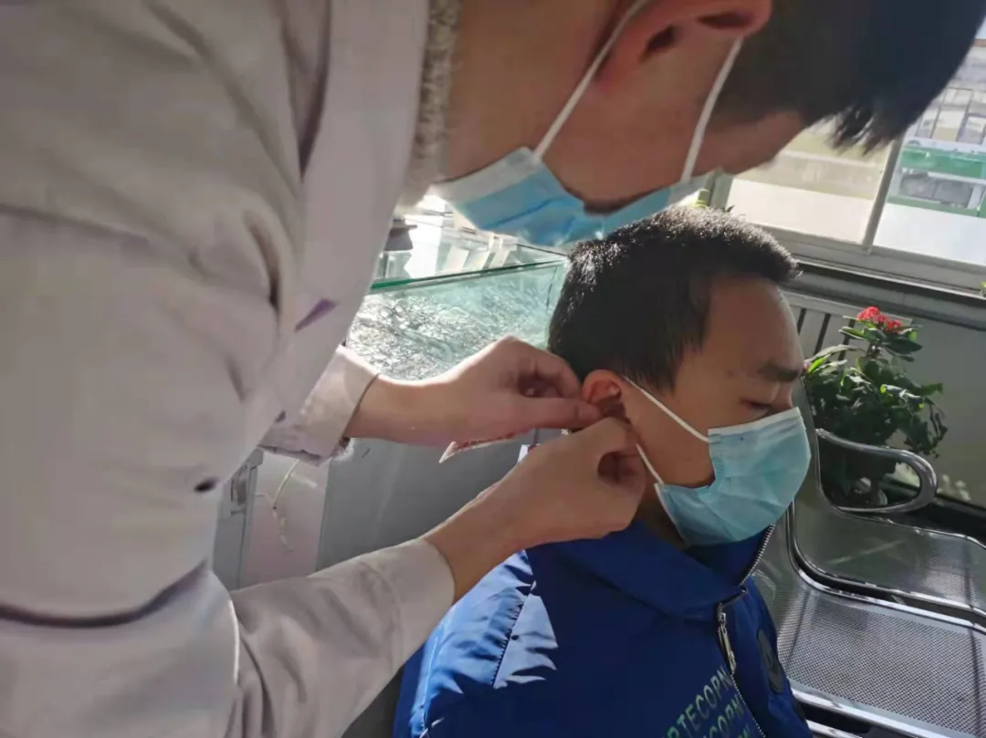 发挥中医药优势｜中医适宜技术耳穴压丸防控儿童青少年近视