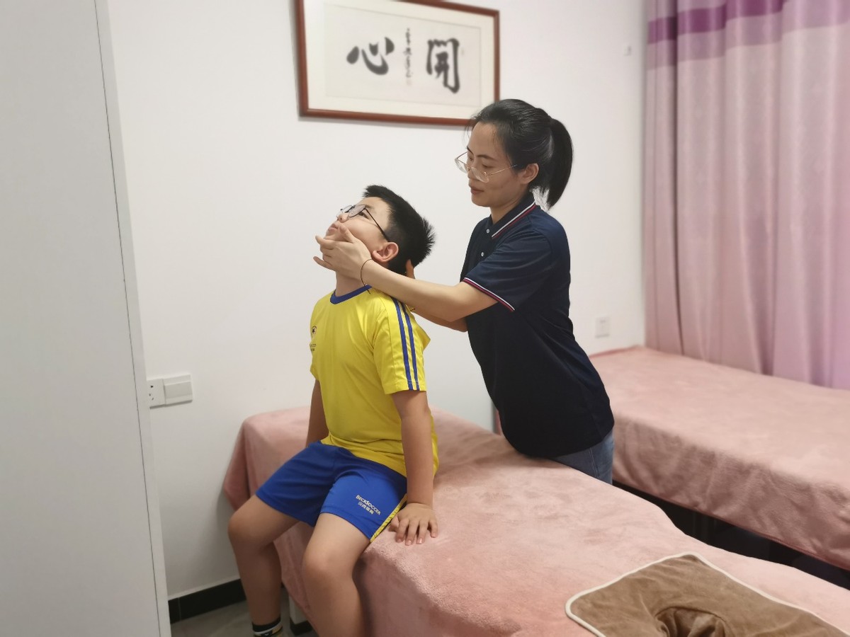 河南郑州：关爱中小学生健康 暑假中医正脊公益行