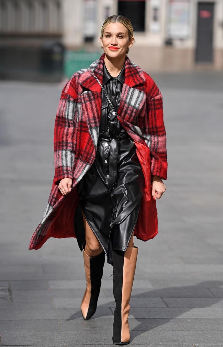 圣诞节快到了,复古又喜庆的红色服装穿起来,今年流行苏格兰格纹