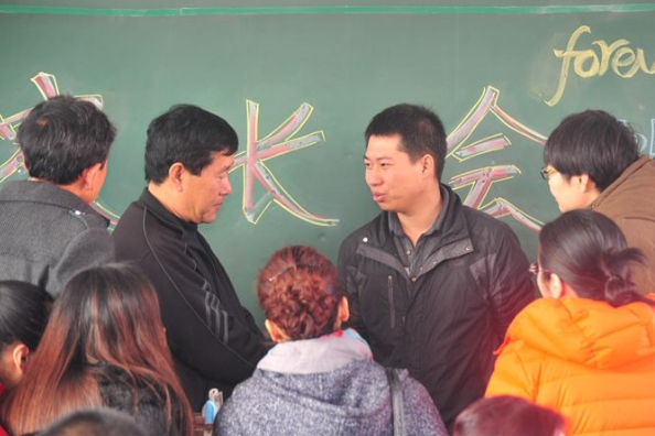 爸爸来开家长会，却被老师劝退回家，“您还是换件衣服再来吧”