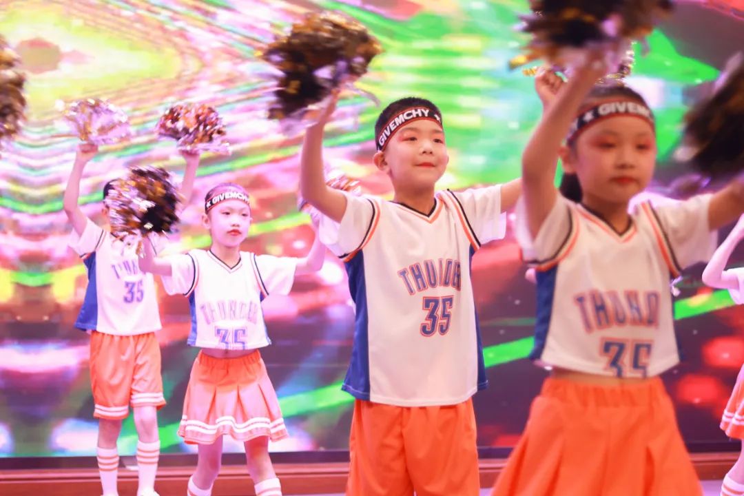 天府新区华阳实验小学举行“童星耀五月·艺术绽花开”群舞比赛