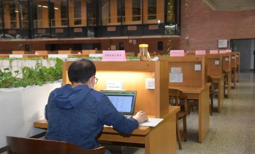 清华学霸真实生活曝光，晚上10点半的图书馆灯火通明，真叫人佩服