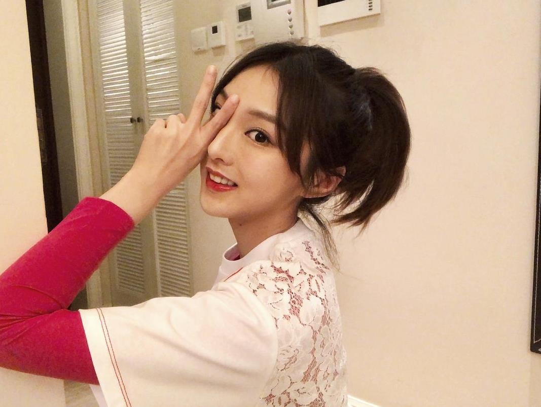 985毕业科班出身，实力不俗被称小邓紫棋，因生病变丑遭外貌羞辱