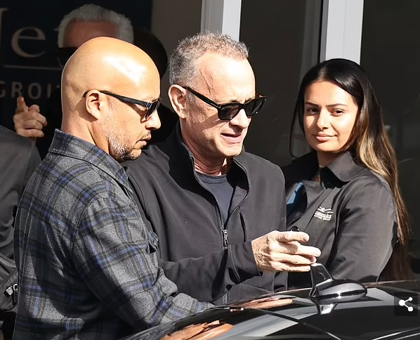 65岁汤姆·汉克斯右手发抖、身形消瘦，曾感染新冠，疑健康亮红灯