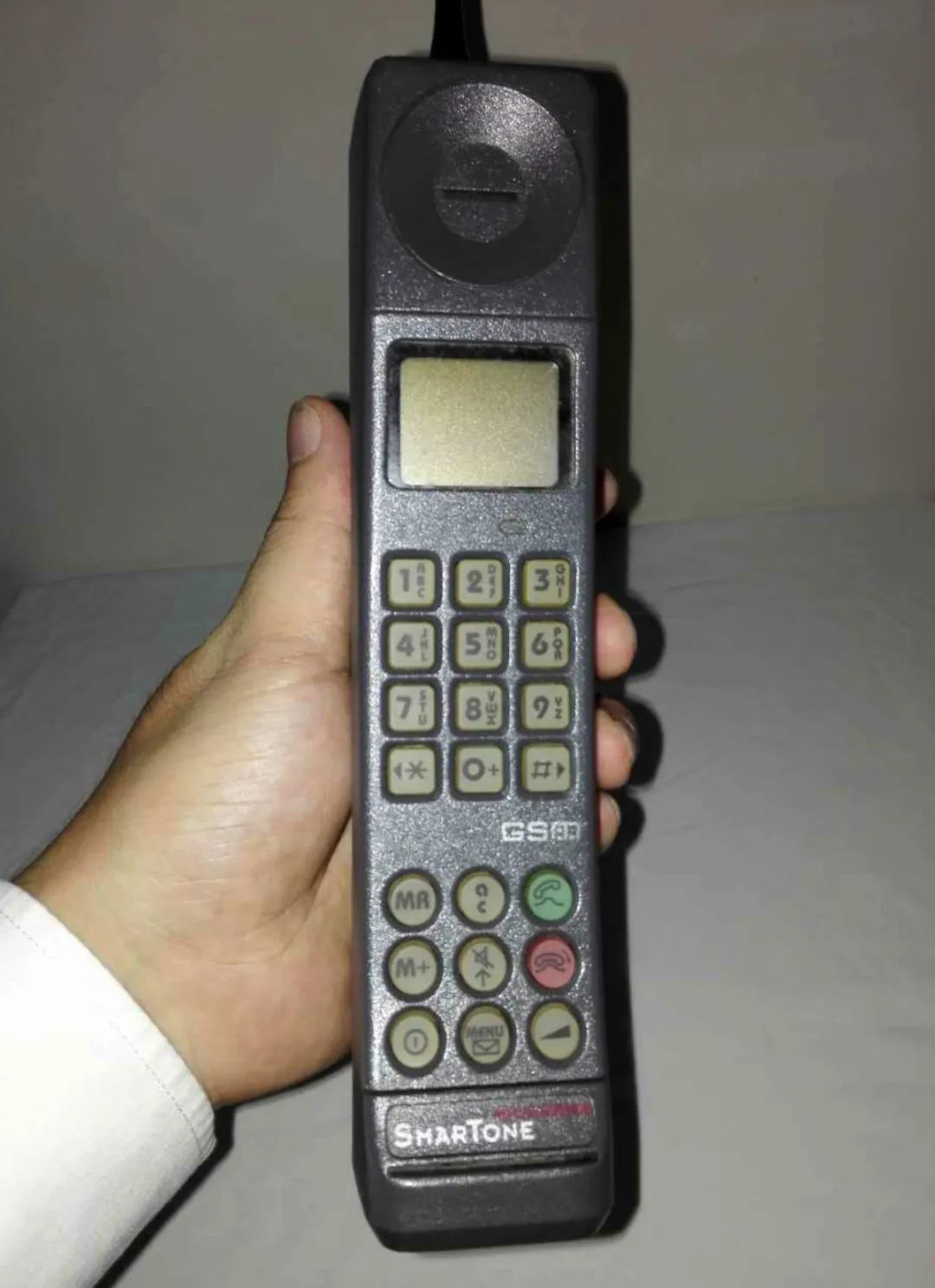 1987年，广州一餐馆老板徐峰花2万元买手机，幸运靓号：901088