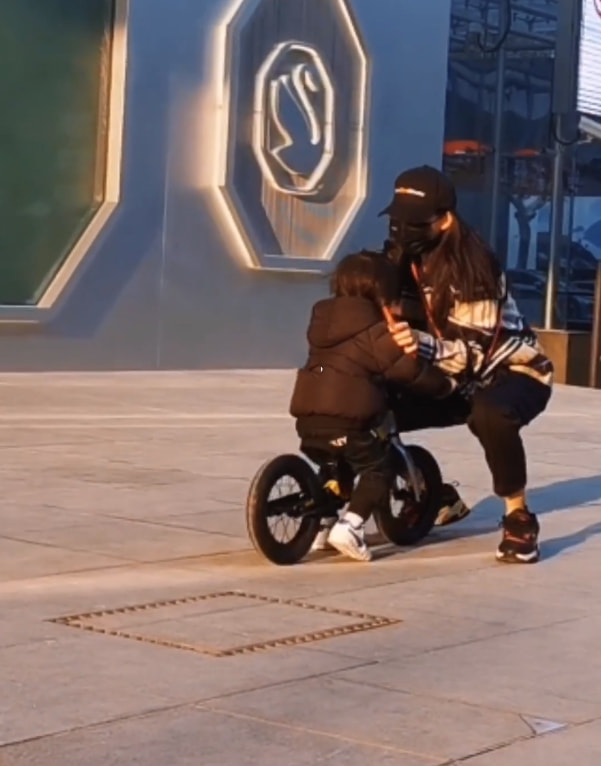 张晋带娃好有爱，搂着儿子唱粤语歌，乐儿扎小揪揪全程“冷漠脸”