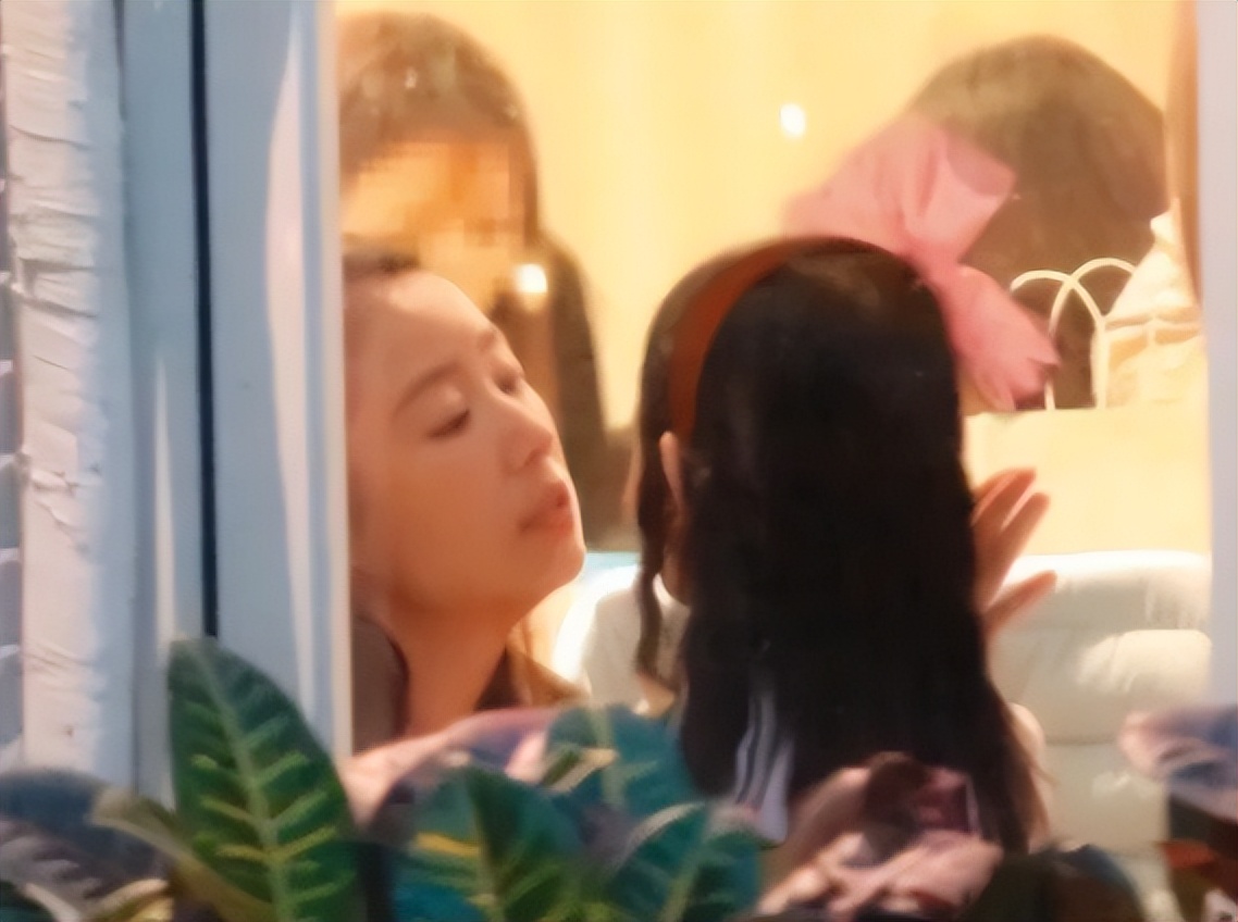 林心如自曝睡前给女儿讲故事，母爱满满，戴婚戒与霍建华隔空放闪