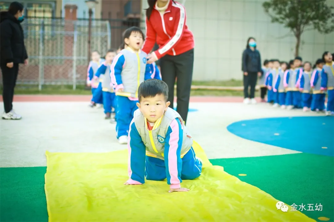 小学生足球队入场词(享运动•健体魄•悦童心—金水五幼教育集团“趣味运动周”纪实)