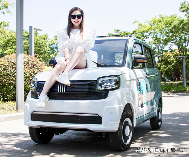 这2款低速四轮电动车，油电两用，7900元起，适合65岁以上老年人