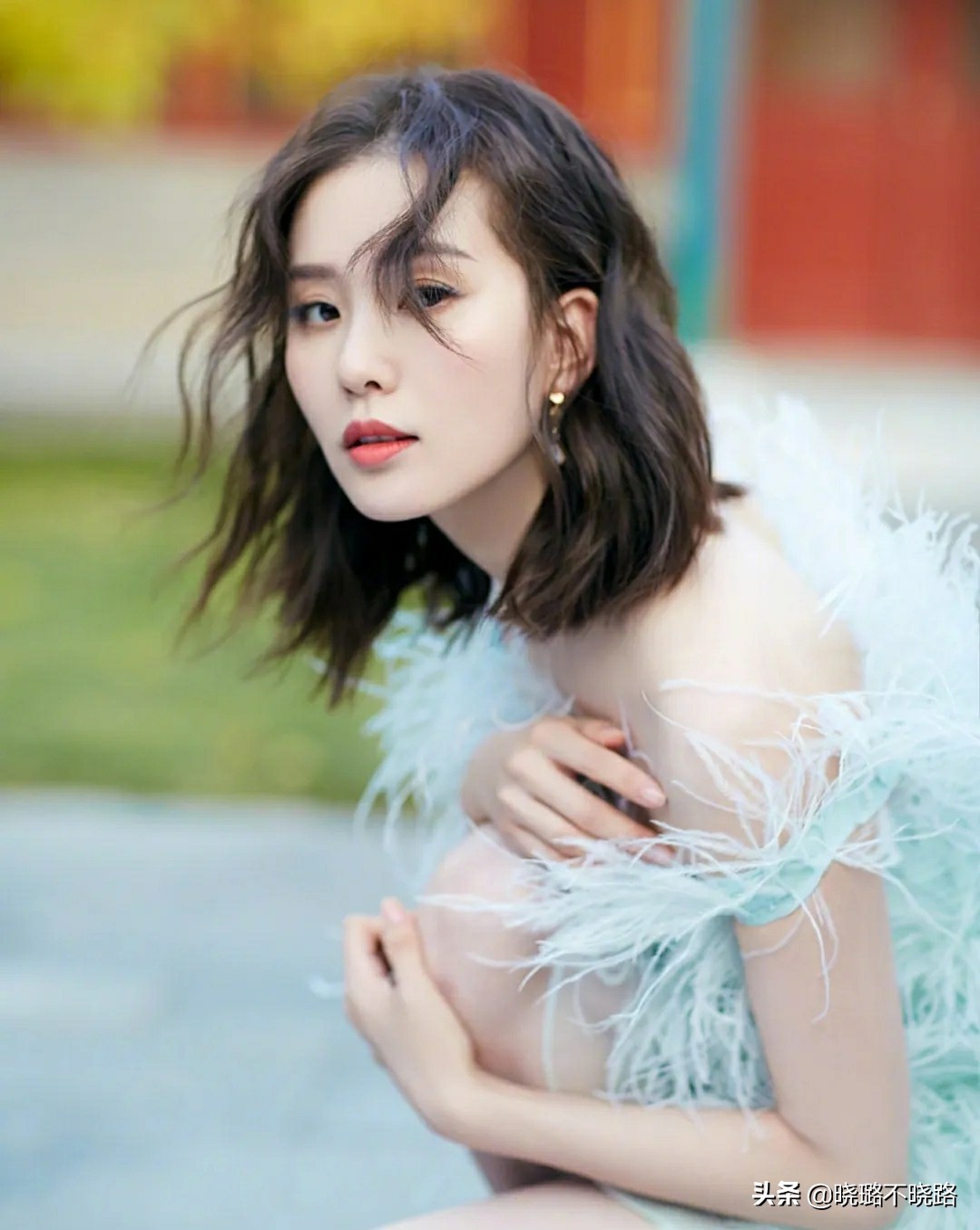 女人上了年紀(jì)就別留長(zhǎng)發(fā)了，推薦這5種“齊肩發(fā)”，顯臉小有氣質(zhì)