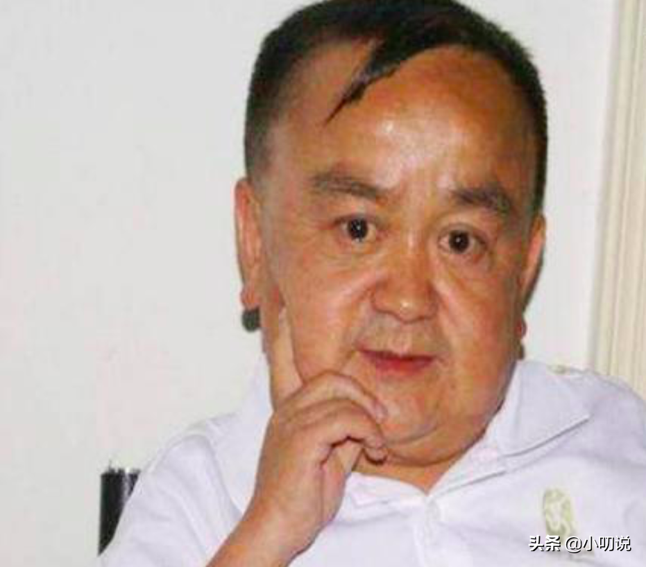 身高1.15米的张伸：44岁娶娇妻后被抛弃，无戏可拍靠小超市为生