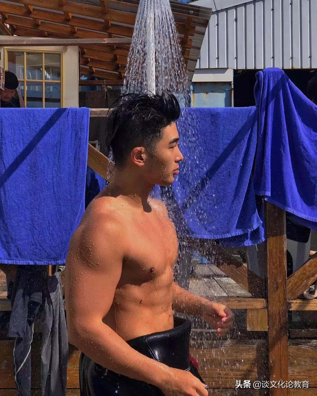 域外/韩国肌肉小哥演绎“在水一方”，侧颜太帅