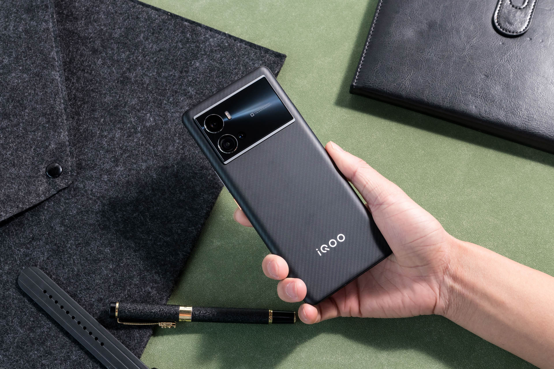 iQOO 9 Pro赛道版亮点一览：外观质感出众，优秀手感令人爱不释手