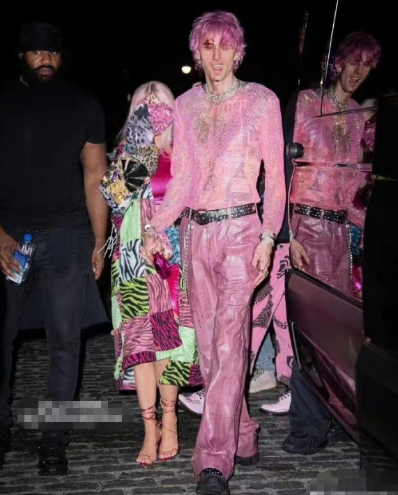 知名歌手枪爷表演太疯狂！直接用酒瓶砸脑袋，一边流血一边唱歌