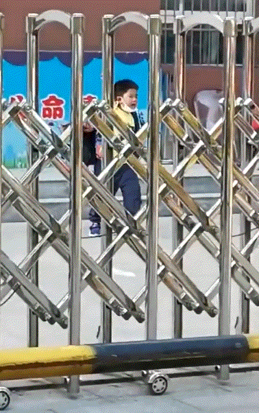 每日一笑：一对情侣在路边亲热接吻，这是可以看的吗？