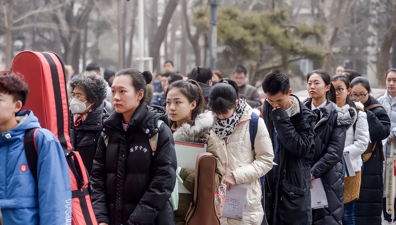 中传艺考成绩“第一”火了，颜值高且学习好，宛如小说男主角