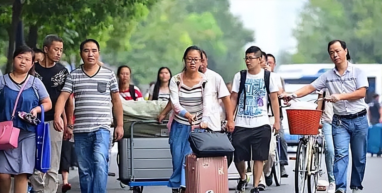 24岁学霸离世捐献5器官，丧子后第10天，父亲回老家工地搬砖