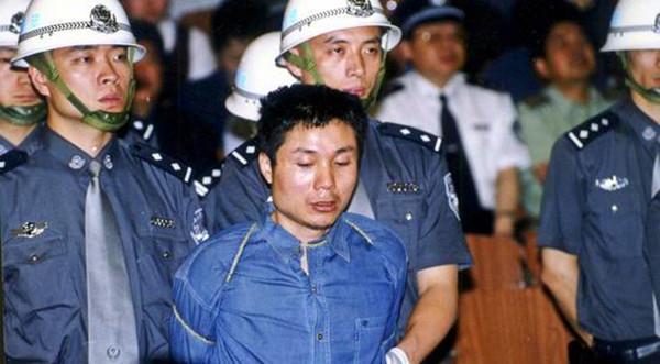 杀害五十多人！中国第一悍匪全国通缉，死刑前还拖5名情人下水