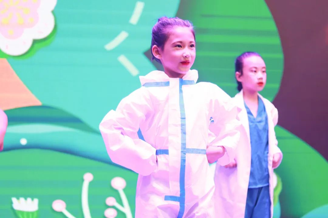 天府新区华阳实验小学举行“童星耀五月·艺术绽花开”群舞比赛