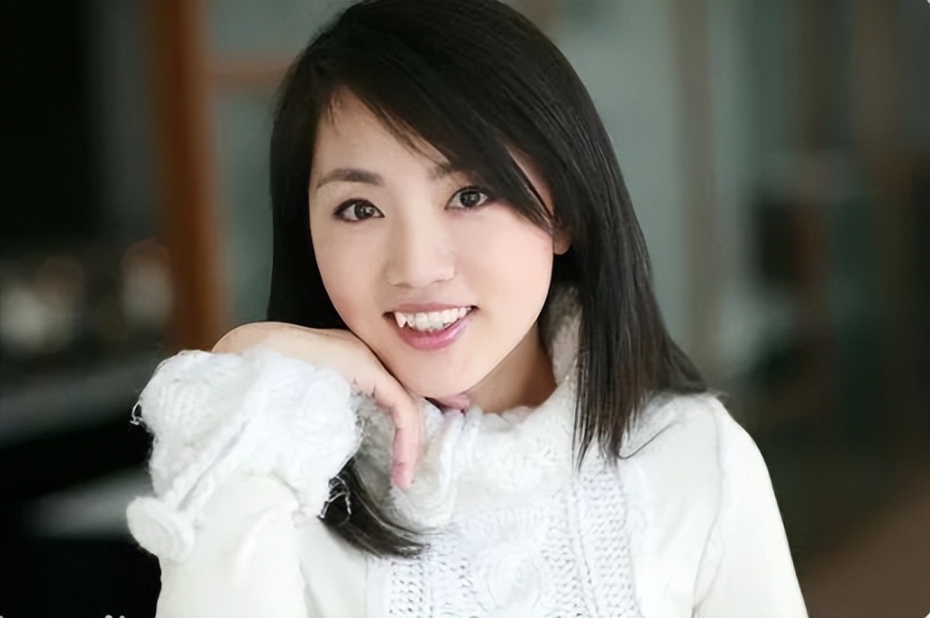 《天气预报》主持人杨丹：27年零失误，嫁给初恋丈夫，40岁当妈妈