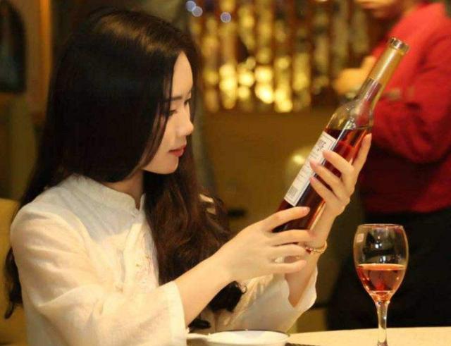 女性在来例假时，突然流出的一股血块是什么？是身上掉下的肉吗？