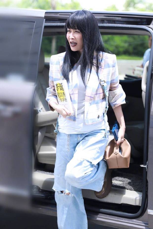 那英录综艺个性黑唇气场全开 休闲穿搭御姐风十足