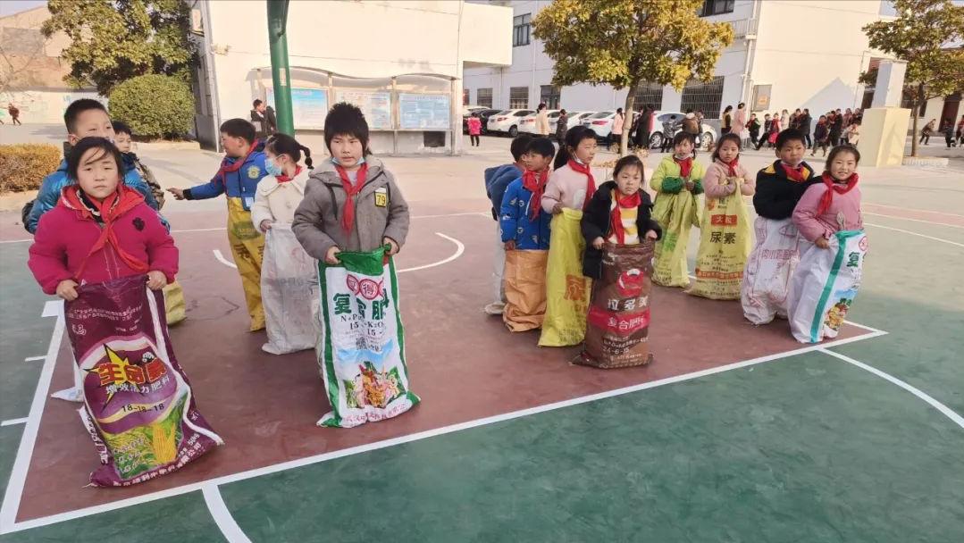 漣水縣義興中心小學開展首屆心育節(jié)(圖24) 漣水縣義興中心小學開展首屆心育節(jié)(圖24)
