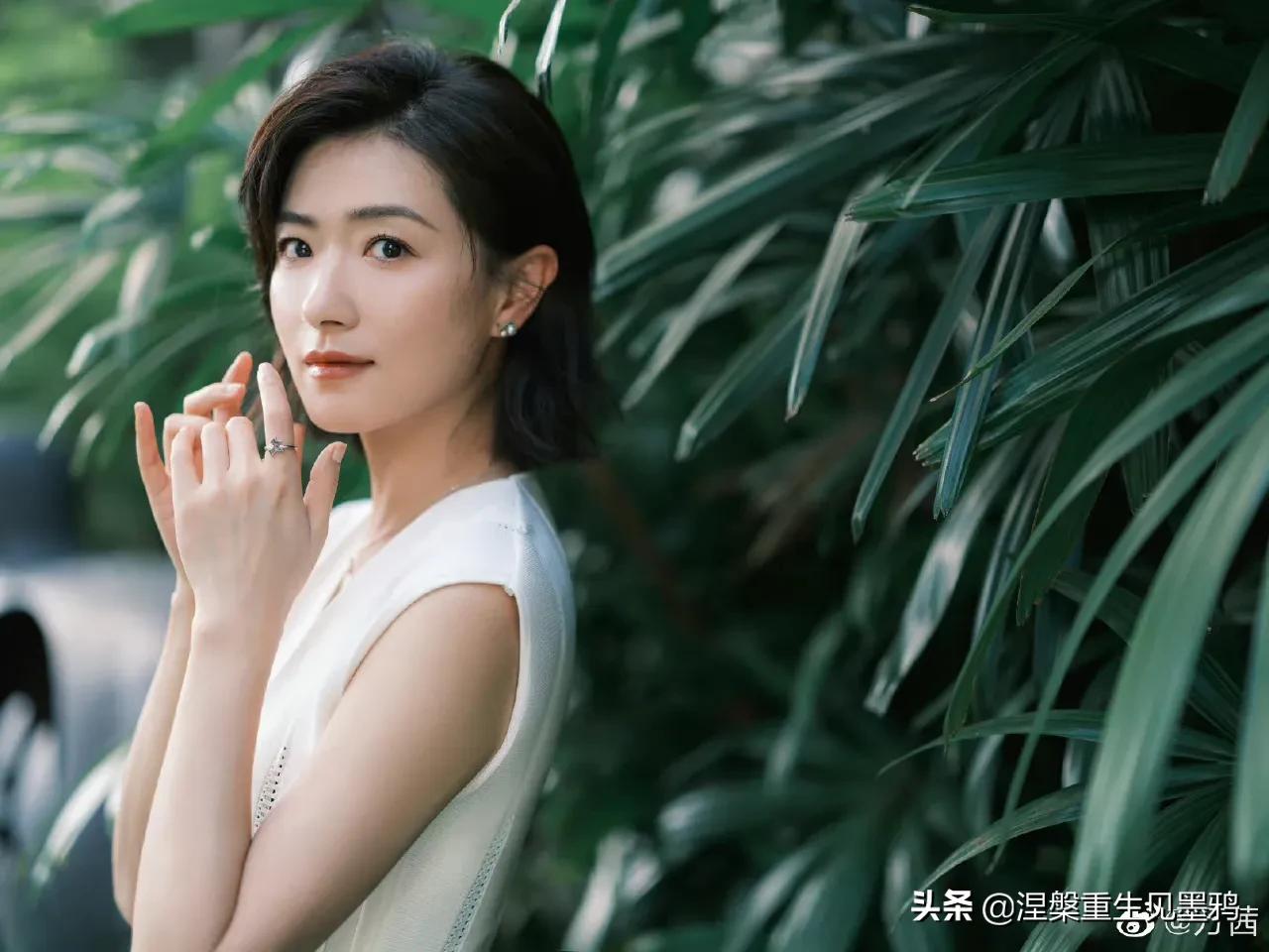 万茜晒随拍，白色连衣裙彰显出优雅亲和，知性大方