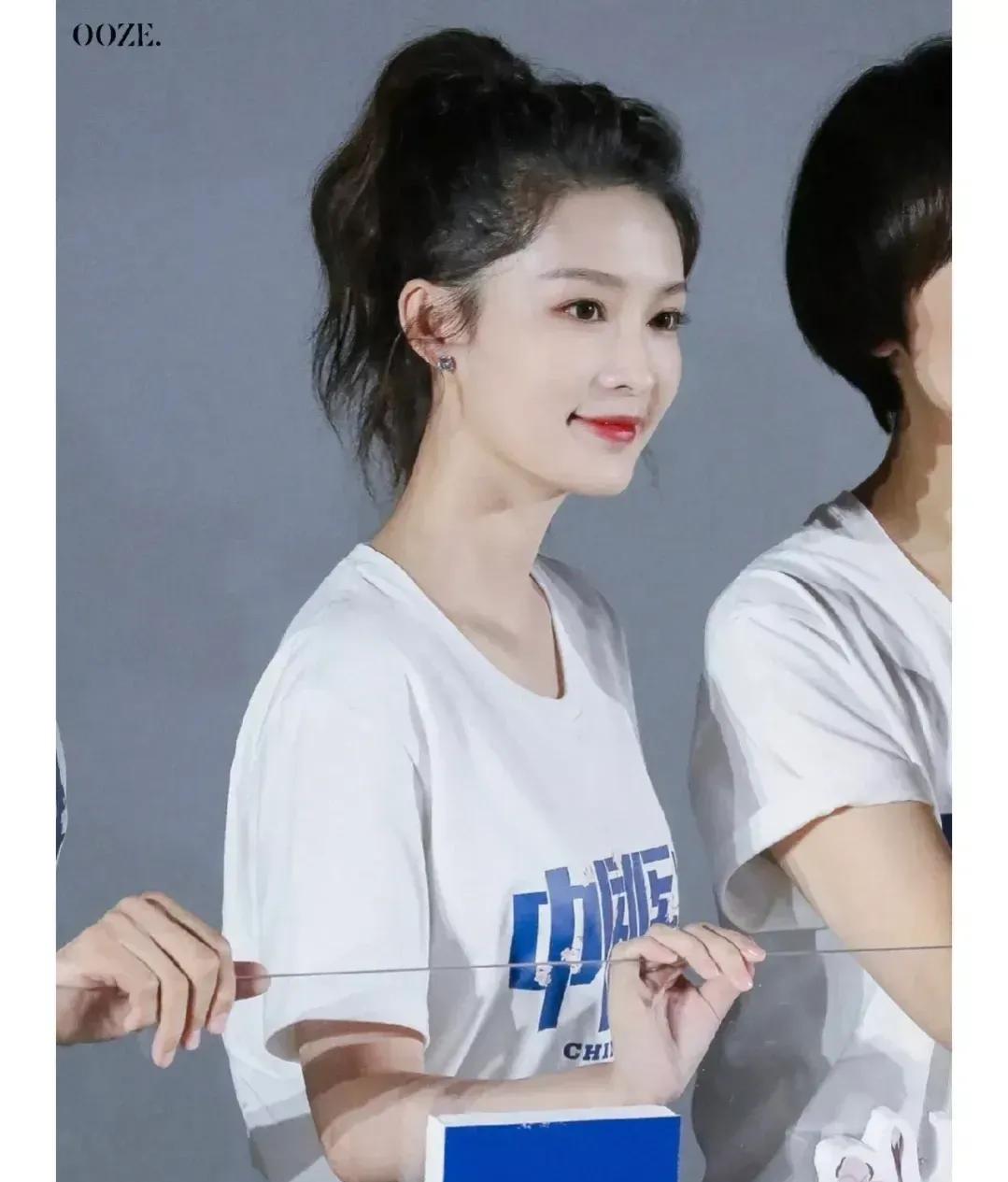 李沁清新自然，微卷高马尾，简单白T黑裤，骨子里的美无需华服