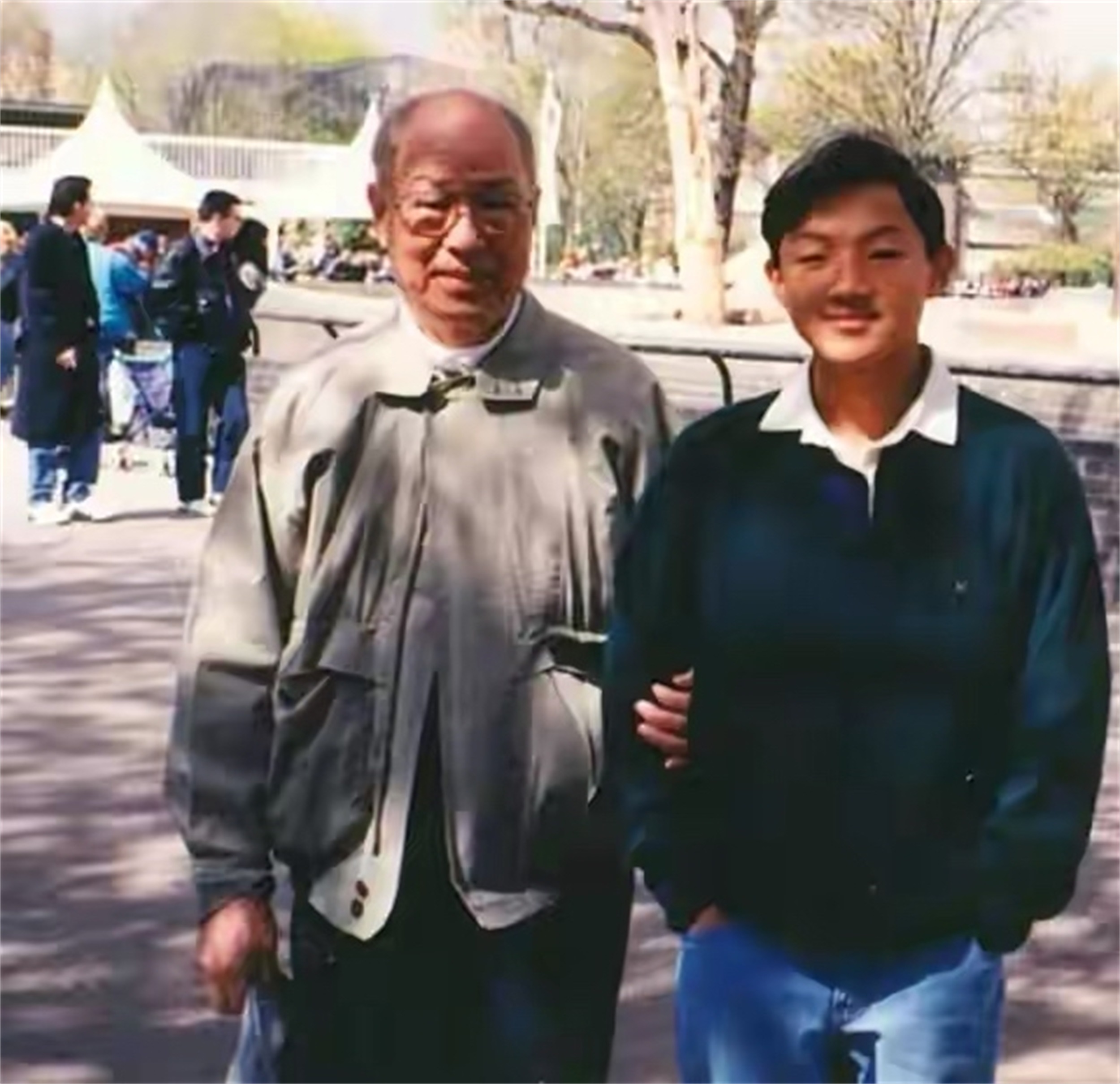 华裔富豪贪35亿，泡遍全球女星，被4国通缉，赃款150人清点了36天