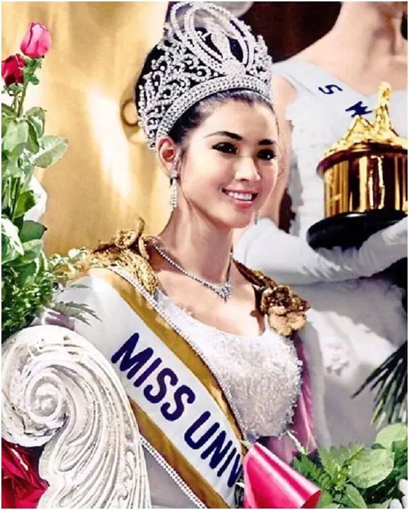 身高仅164cm的泰国环球小姐Apasra，美成了三代人的传奇