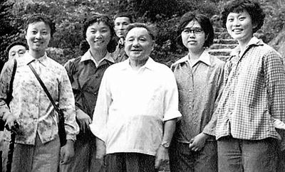 1979年75岁的邓小平爬黄山，随行人员担心，邓小平：我比你们有经验