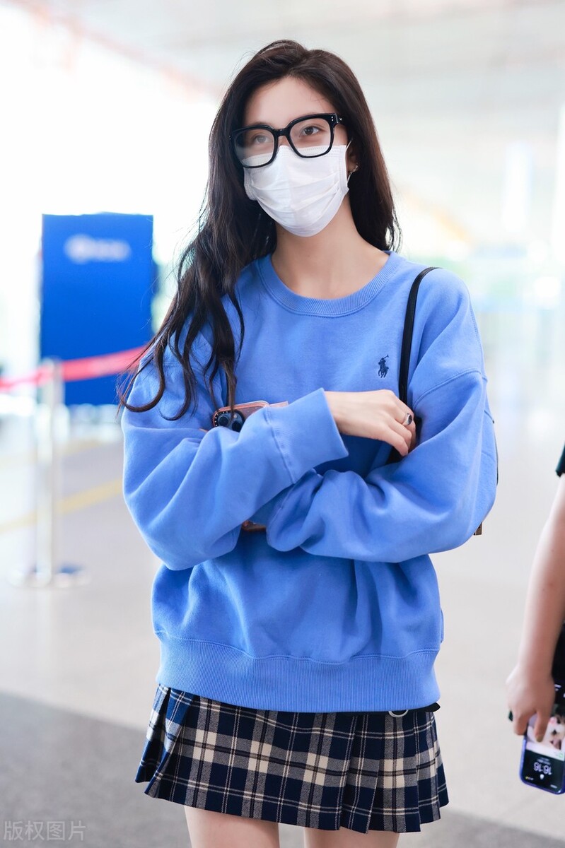 宋妍霏蓝色卫衣+格纹百皱裙+德比鞋+黑框眼镜文艺氛围感