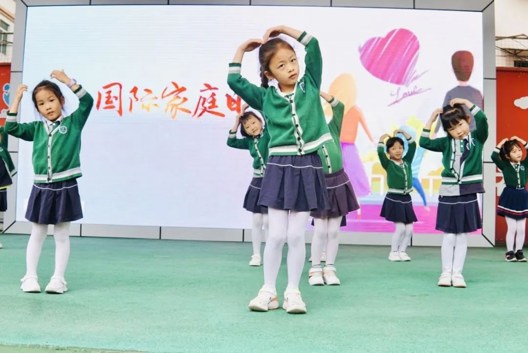 德阳市第一幼儿园举行国际家庭日国旗展示活动