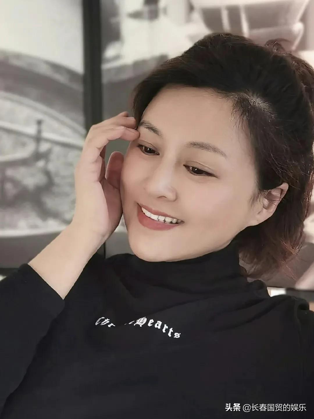 还记得还珠中丫鬟“彩霞”吗？24年后近况曝光，已变身公司高管