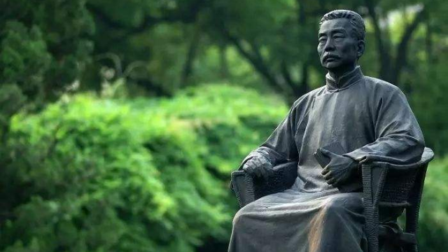 鲁迅第一次在北大上课，因穿着破旧被嘲笑，几分钟后教室鸦雀无声