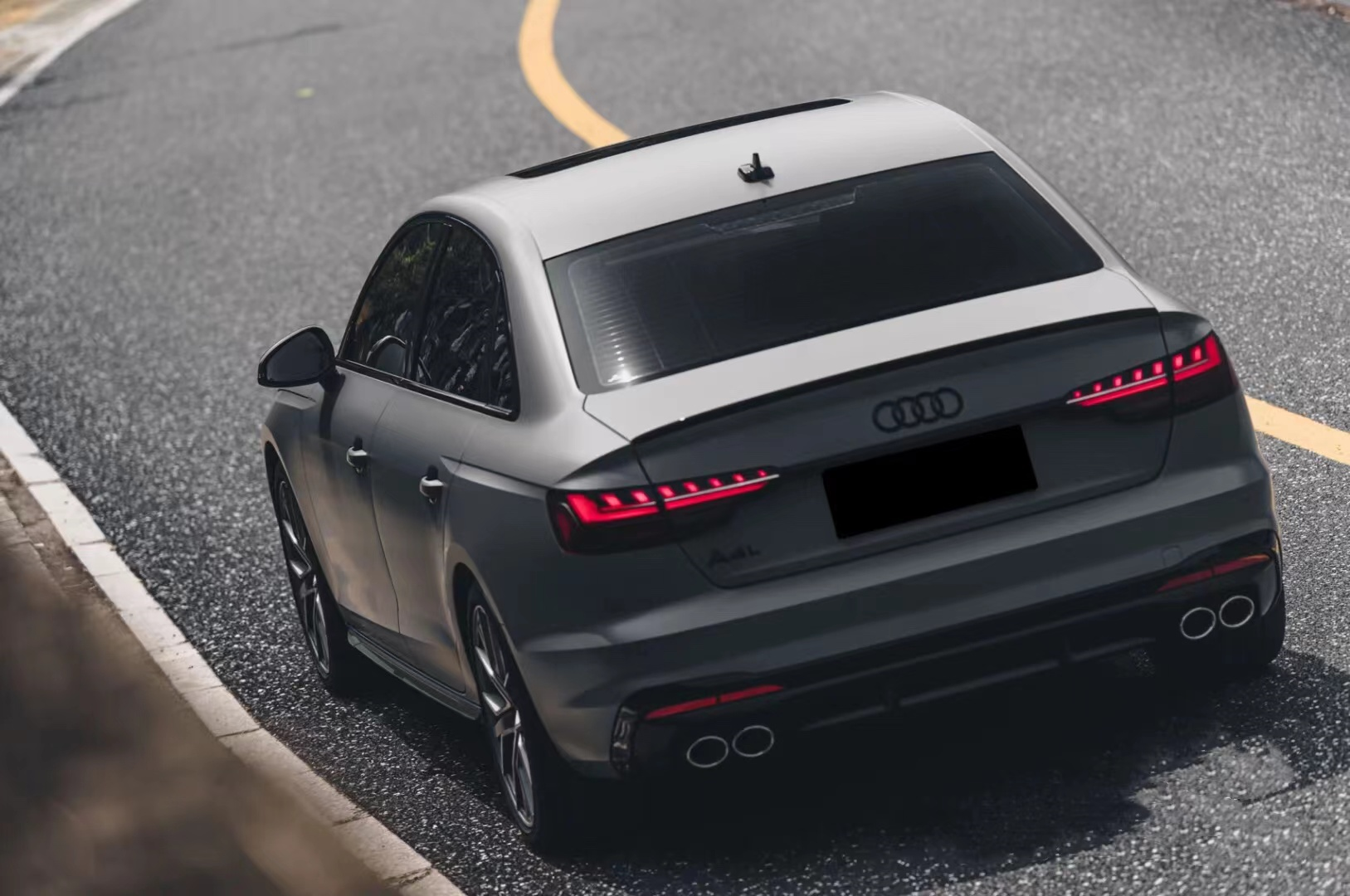 奥迪a4l装贴亚面车衣,颜值实力兼具