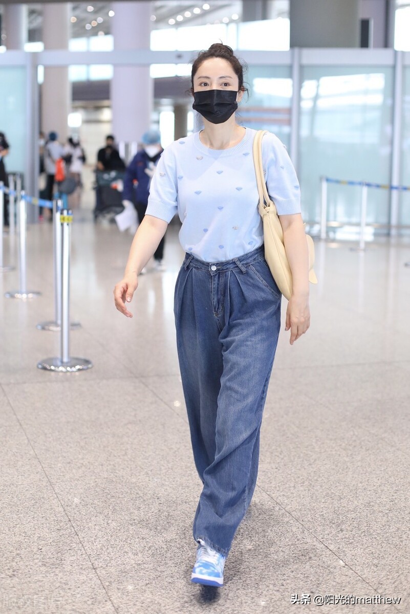 董璇现身北京机场，蓝色短袖上衣搭配阔腿牛仔裤休闲随性