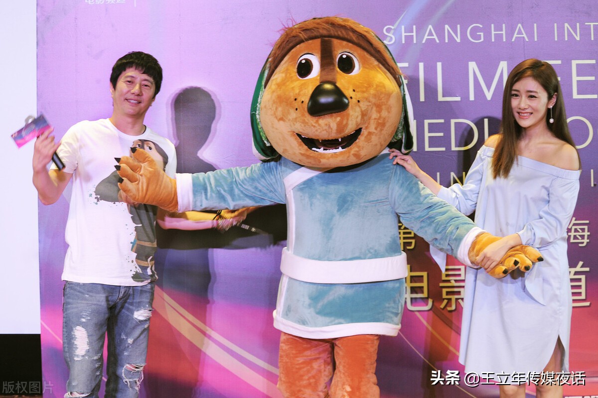 郑钧刘芸走机场，大秀夫妻情深