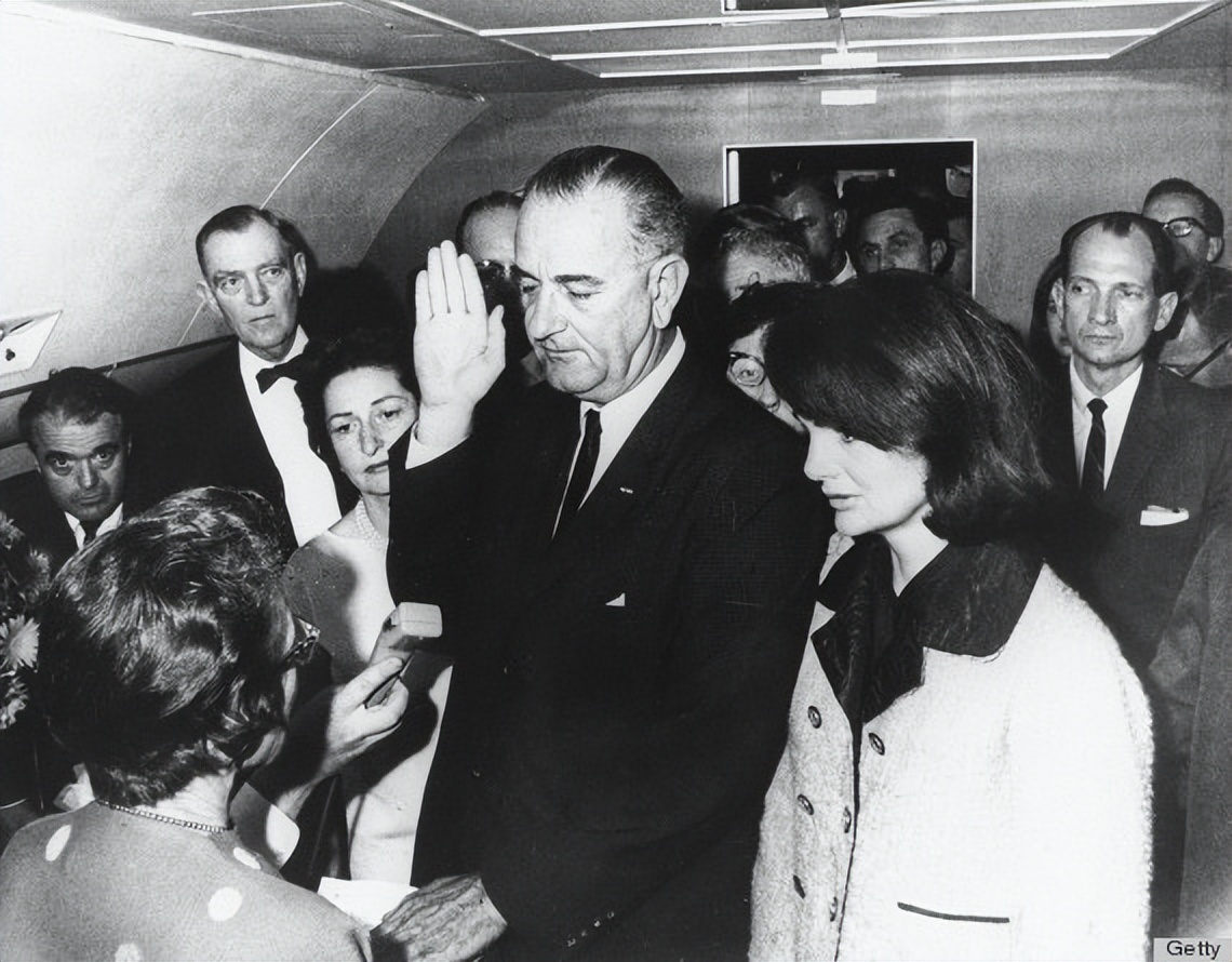 1963年，急診科主任發現，傑奎琳手裏竟攥著肯尼迪總統的一塊頭骨