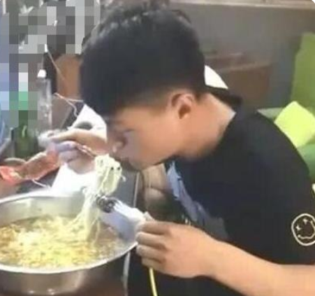 大学宿舍里的神操作，一个比一个脑洞大，辅导员看了直呼奇葩